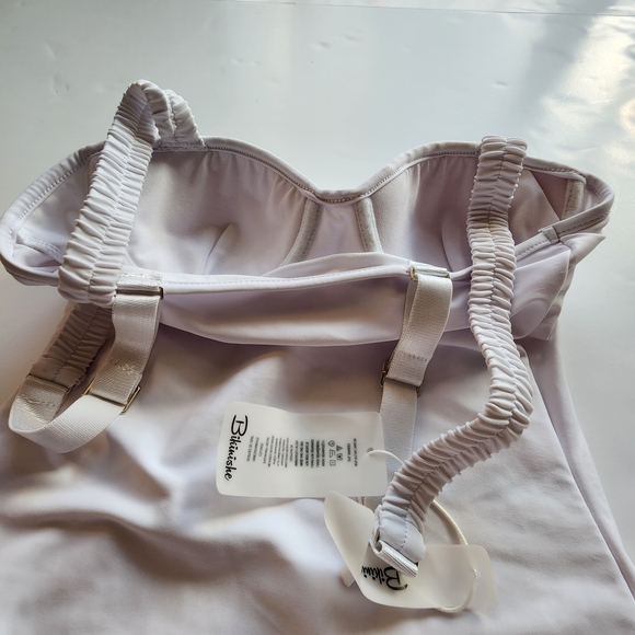 Elegant White One-Piece Swimsuit - Picture 7 of 7